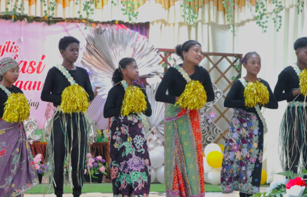 Orang Asli Bateq students perform on stage.