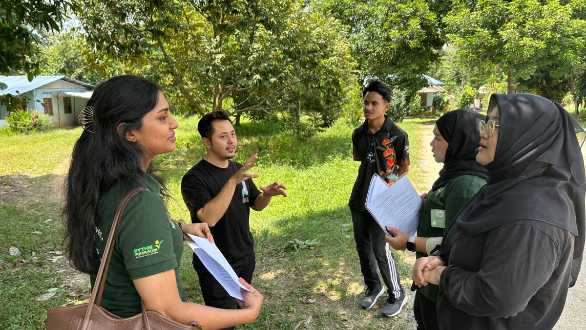 RYTHM Foundation and IIUM representatives in a discussion in Kampung Bukit Panjang, Johor.