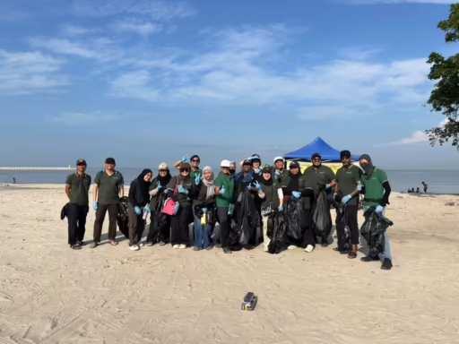 QI Malaysia employees at Pantai Morib during the beach clean up in advancing sustainability.