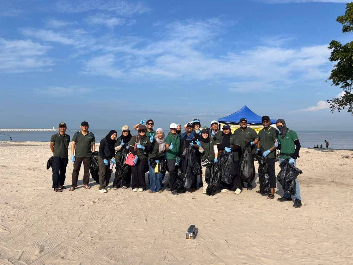 QI Malaysia employees at Pantai Morib during the beach clean up in advancing sustainability.